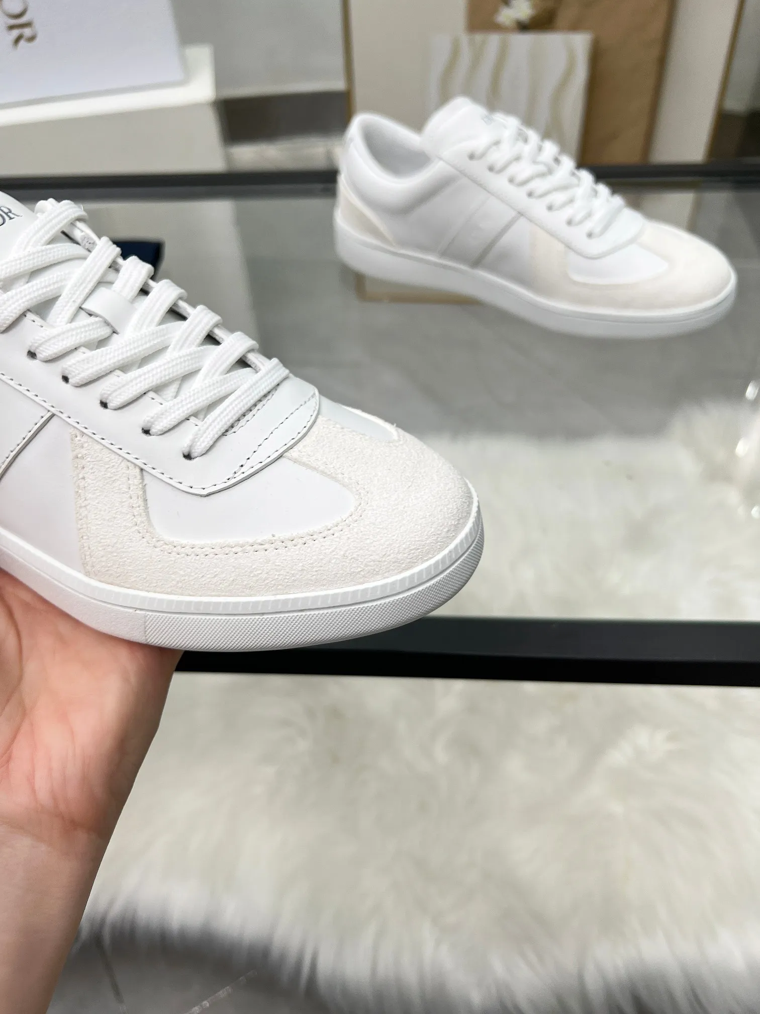 👟👟Ex-factory price 460👟👟Male size +10 correct✅ version. 𝐃𝐢𝐨𝐫 𝟮𝟱𝐏𝐫𝐞-𝐅𝐚𝐥𝐥 𝐁𝐞𝐫𝐥𝐢𝐧 𝟬𝟭 Dior B01 couple casual moral training shoes white shoes sneakers late 90s fashion brand Maison Margiela purchased GAT in large quantities and gave them a makeover. This shoe type of De Xun officially started its fashion journey. Original: Top layer of cowhide, cowhide lining, original outsole Size: 35-45 (40 for women, 45 for men, custom made, non-refundable)